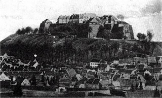 La citadelle et la ville en 1867, entourées du mur d'enceinte, qui disparaîtra durant l'annexion. De même, la grande majorité des casernes situées sur le plateau de la forteresse seront détruites lors des bombardements des trois dernières guerres.