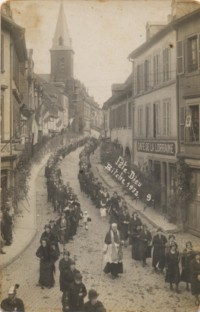 La procession de la Fête-Dieu à Bitche en 1932 : descendant la rue du Commandant-Teyssier, elle entre dans la rue du Maréchal-Foch.