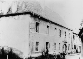 La caserne Langlois vers 1945-1950 (élévation antérieure, ensemble trois-quarts gauche).