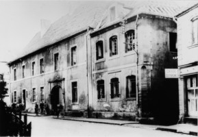 La caserne Langlois vers 1945-1950 (élévation antérieure, ensemble trois-quarts droit).
