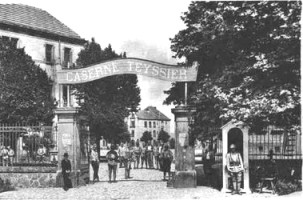 La caserne Falkenstein est rebaptisée en l'honneur du commandant Teyssier en 1918.