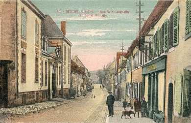 La rue Saint-Augustin en 1921 et, à gauche, la façade de l'ancien hôpital militaire Rocca.