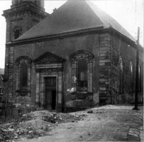 L'entrée de l'église Sainte-Catherine en 1945, après les lourdes destructions.