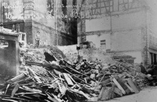 La destruction d'une maison entourant l'église en 1912.