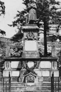 Le monument aux morts avant sa destruction en 1967.