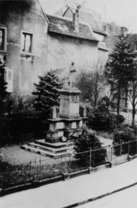 Le monument aux morts durant l'entre-deux-guerres.