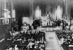 L'intérieur de l'église lors de l'ordination sacerdotale de l'abbé Albert Klein, le 6 juillet 1947.