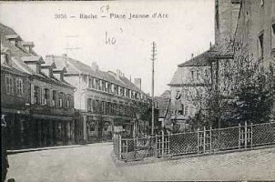 La place Jeanne-d'Arc au début du XXe siècle, au pied de l'église catholique Sainte-Catherine de Bitche.