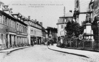 La place Sainte-Jeanne-d'Arc, actuelle rue du Maréchal-Foch, pendant l'entre-deux-guerres.