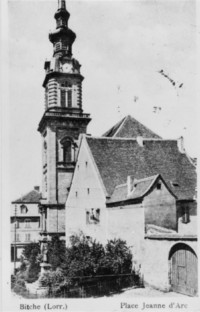 La place Jeanne-d'Arc et l'église Sainte-Catherine entre les deux guerres (la maison de droite a été détruite).