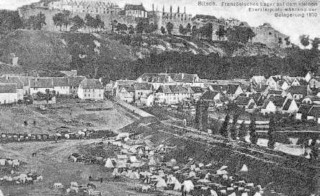 La ville et la citadelle de Bitche en 1870, avec au premier plan les tentes du camp retranché des hommes de Teyssier.