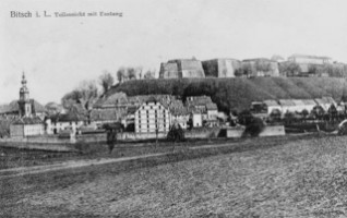 La ville de Bitche en 1915 avec l'ancienne enceinte urbaine et la caserne Langlois, détruite lors de la reconstruction après 1945.