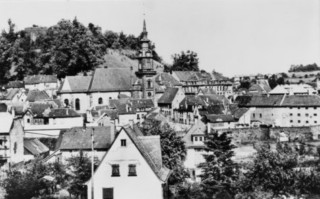 Le centre-ville de Bitche et l'église catholique Sainte-Catherine avant 1945.
