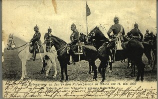 Le Kaiser au camp militaire de Bitche, sur son cheval blanc.