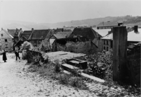 Les destructions du glacis du château à Bitche en 1945.