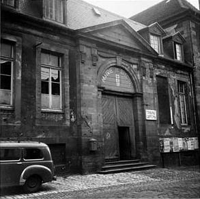 La façade de l'ancien hôpital militaire en 1958, abritant alors les locaux de la mairie bitchoise (photographie d'É. Bonnel).