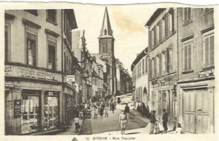 La rue du Commandant-Teyssier et l'église protestante au début du XXe siècle.
