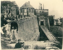 L'entrée de la citadelle pendant les bombardements.