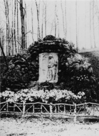 Le monument bitchois, dédié aux morts de la guerre de 1870-1871, se situait à l'emplacement actuel de l'espace R. Cassin, rue du Général-Stuhl.