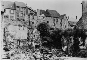 Le glacis du château vu depuis la rue du Maréchal-Foch après les bombardements de 1945.