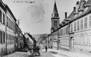 La rue Teyssier et l'église protestante vers 1930, vers le carrefour central.
