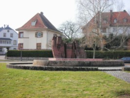 La fontaine de l'Europe, réalisée par Amado, est située au centre de la place Robert-Schuman et de la chapelle de l'Étang.