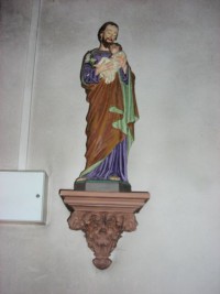 Une statue de saint Joseph portant l'Enfant-Jésus est située dans la nef de la petite Weiherkapelle de Bitche.