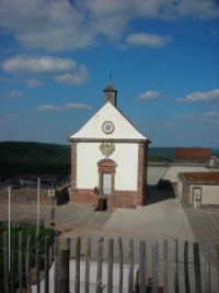 La chapelle Saint-Louis et le plateau supérieur de la citadelle de Bitche.