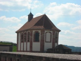 La chapelle Saint-Louis de la citadelle de Bitche domine toute la cuvette de la cité fortifiée.