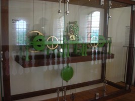 Le mécanisme de l'horloge est visible dans la chapelle, en montant à la tribune.