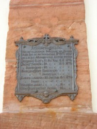 Une plaque commémorative est apposée contre la chapelle durant l'annexion allemande, en souvenir des victimes bavaroises du siège de 1870-1871.