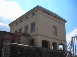 La billetterie de la citadelle est située en contrebas de la rampe d'accès à l'entrée principale, dans un bâtiment abritant autrefois le corps-de-garde.