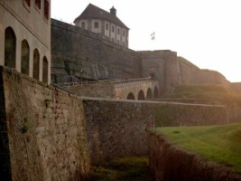 L'imprenable et majestueuse citadelle de Bitche : la rampe d'accès à l'entrée principale du fort et la chapelle Saint-Louis sur le plateau supérieur, l'un des seuls vestiges de la construction du maréchal de Vauban à la fin du XVIIIe siècle.