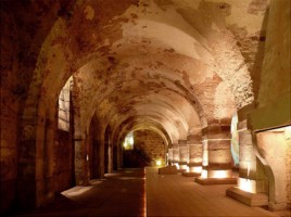 La dortoir des officiers, comparable à une crypte romane, constitue la plus belle pièce du complexe souterrain.