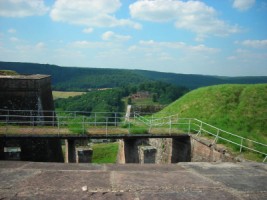 Le fort Saint-Sébastien et l'emplacement du camp retranché des hommes de Teyssier vus depuis le plateau de la citadelle.