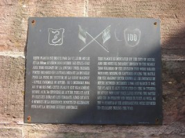 Une plaque est aposée sur le plateau de la citadelle en remerciement à la 100e division d'infanterie des États-Unis, à l'origine de la libération de la ville en 1945. Les armoiries de Bitche y sont figurées en haut à gauche.