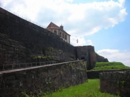 La rampe d'accès à l'entrée principale de la citadelle.