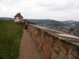 Le rempart de la citadelle et la petite chapelle.