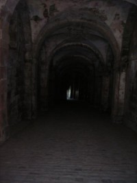 Le tunnel d'entrée de la forteresse.