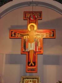 La croix de la grande chapelle s'inspire de celle de Saint-Damien, par laquelle Notre-Seigneur Jésus-Christ a parlé à saint François d'Assise lors de sa conversion.