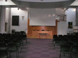 La nef de la grande chapelle de l'établissement a été transformée en salle de conférences, tandis que le chœur est seul demeuré un lieu de culte.
