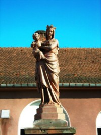 Détail de la statue de la Très Sainte Vierge Marie.