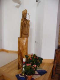 La statue de saint Augustin a été sculptée par l'abbé Gérard Nirrengarten, aumônier de l'établissement.