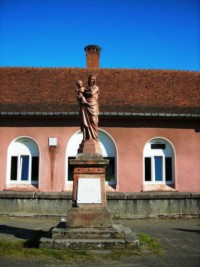 Dans la cour du collège Saint-Augustin de Bitche, une statue de la Très Sainte Vierge trône au centre de l'établisement. Déjà présente dans l'ancien établissement situé dans la ville, elle figure l'inscription suivante : Spes unica (notre unique espérance).
