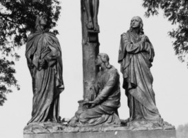 Aux deux personnages habituellement représentés au pied de la Sainte-Croix que sont la Très Sainte Vierge et saint Jean, sainte Marie-Madeleine est ici ajoutée (photographie du service régional de l'inventaire de Lorraine).