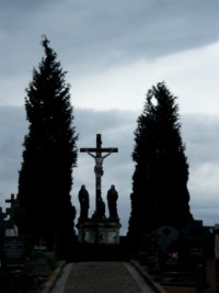 Le calvaire domine le cimetière bitchois.