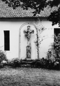 La croix monumentale était auparavant adossée au mur de la chapelle qui donne sur le parc de l'ancien hôpital Saint-Joseph (photographie du service régional de l'inventaire de Lorraine).
