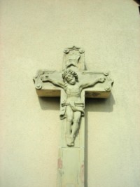 Le croisillon de la croix adossée à la chapelle.