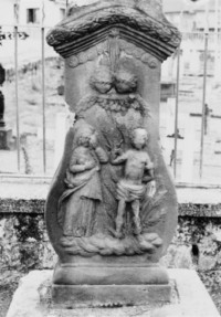 Le fût-stèle représente la Sainte Vierge et saint Sébastien (photographie du service régional de l'inventaire de Lorraine).