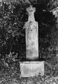 La croix a été érigée au XVIIIe siècle dans le village voisin de Lemberg (photographie du service régional de l'inventaire de Lorraine).
